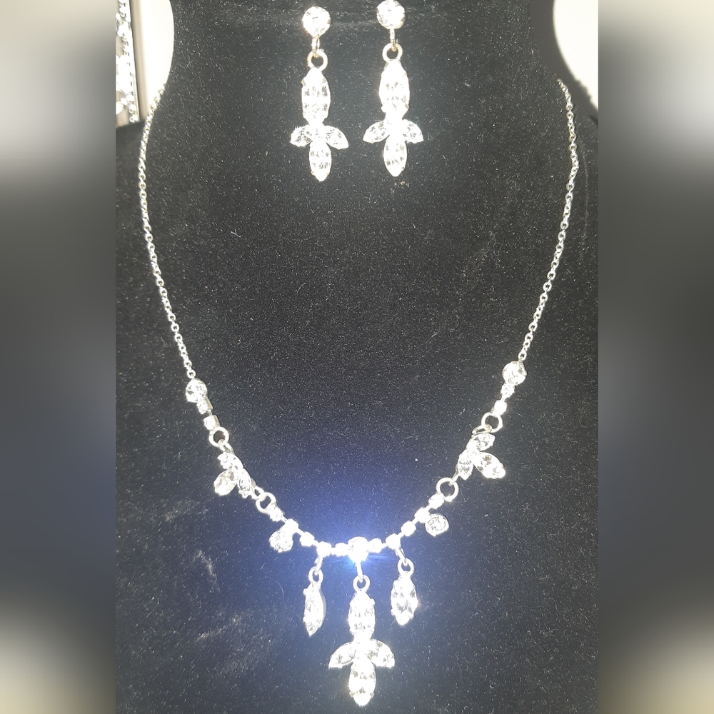 NWOT  Elegant 12" Silver Necklace with Crystal Accents.